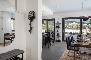 Contemporary Beachfront Villa with Pool, Okrug Gornji