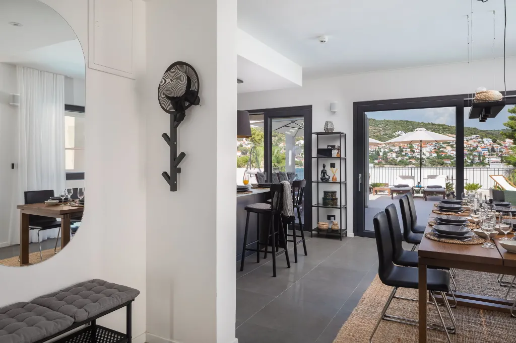 Contemporary Beachfront Villa with Pool, Okrug Gornji