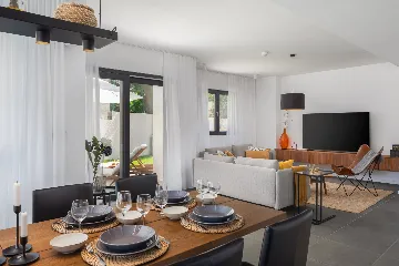 Contemporary Beachfront Villa with Pool, Okrug Gornji