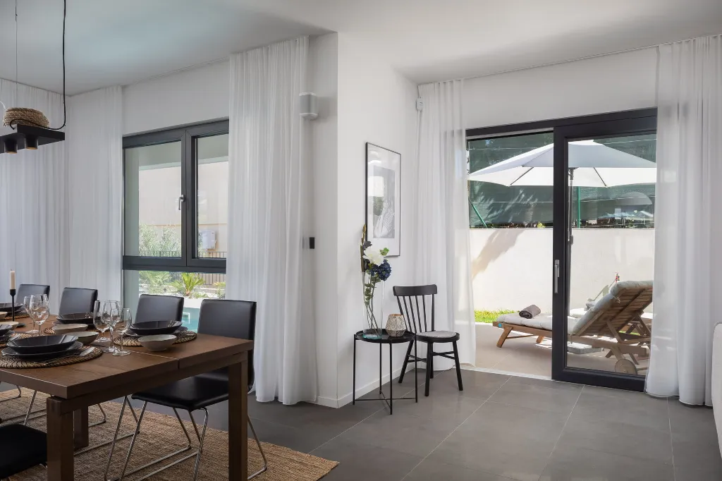 Contemporary Beachfront Villa with Pool, Okrug Gornji