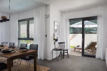 Contemporary Beachfront Villa with Pool, Okrug Gornji