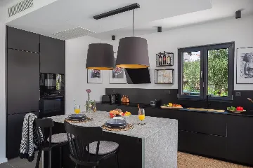 Contemporary Beachfront Villa with Pool, Okrug Gornji