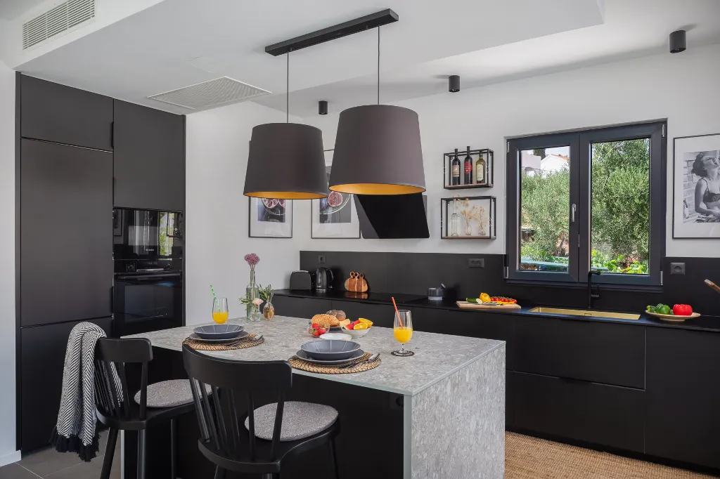 Contemporary Beachfront Villa with Pool, Okrug Gornji