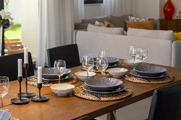 Contemporary Beachfront Villa with Pool, Okrug Gornji