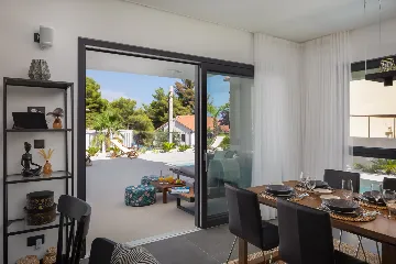 Contemporary Beachfront Villa with Pool, Okrug Gornji