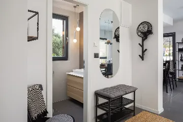 Contemporary Beachfront Villa with Pool, Okrug Gornji