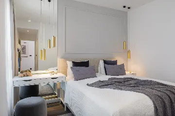 Contemporary Beachfront Villa with Pool, Okrug Gornji