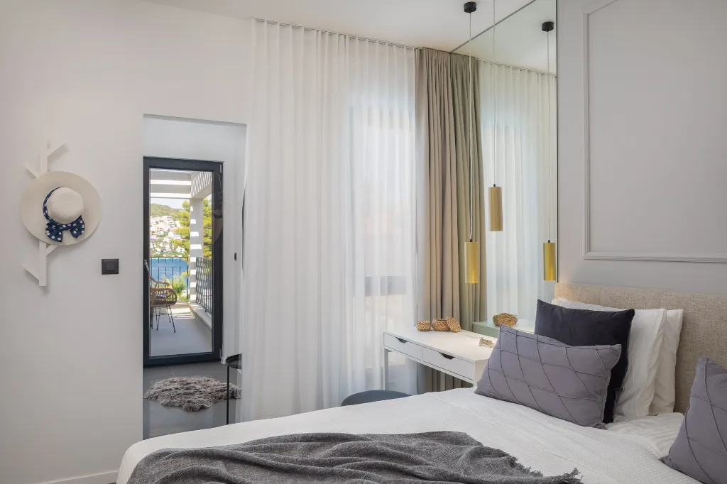 Contemporary Beachfront Villa with Pool, Okrug Gornji