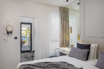 Contemporary Beachfront Villa with Pool, Okrug Gornji