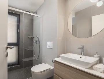 Contemporary Beachfront Villa with Pool, Okrug Gornji