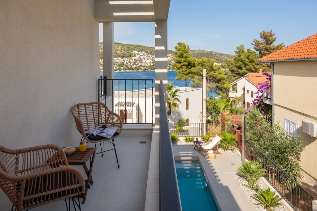 Contemporary Beachfront Villa with Pool, Okrug Gornji