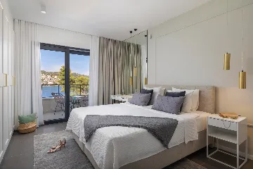 Contemporary Beachfront Villa with Pool, Okrug Gornji