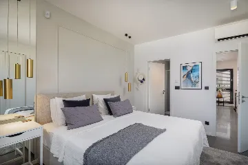 Contemporary Beachfront Villa with Pool, Okrug Gornji