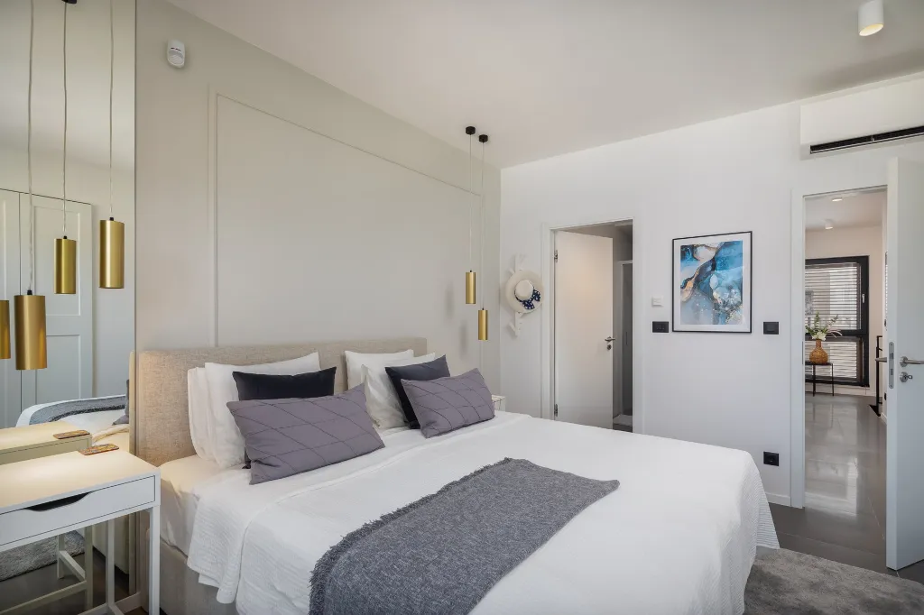 Contemporary Beachfront Villa with Pool, Okrug Gornji