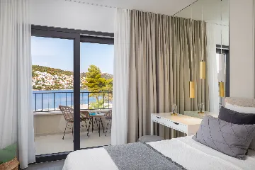 Contemporary Beachfront Villa with Pool, Okrug Gornji