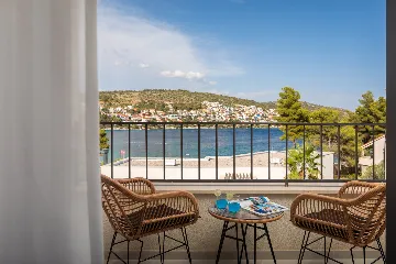 Contemporary Beachfront Villa with Pool, Okrug Gornji