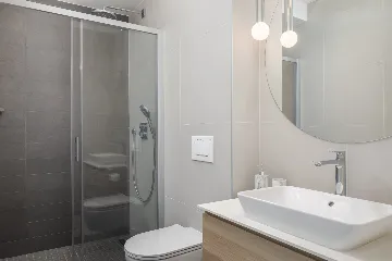 Contemporary Beachfront Villa with Pool, Okrug Gornji