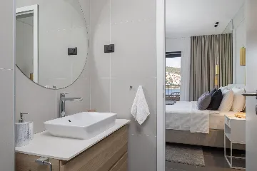 Contemporary Beachfront Villa with Pool, Okrug Gornji