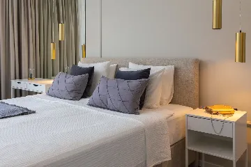 Contemporary Beachfront Villa with Pool, Okrug Gornji