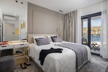 Contemporary Beachfront Villa with Pool, Okrug Gornji