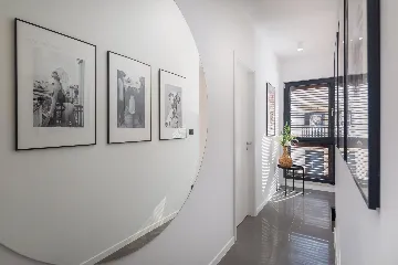 Contemporary Beachfront Villa with Pool, Okrug Gornji