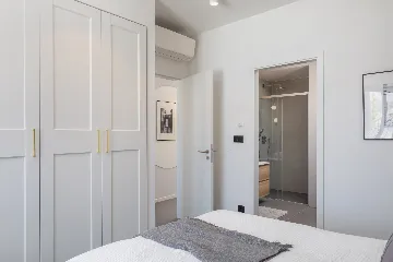 Contemporary Beachfront Villa with Pool, Okrug Gornji