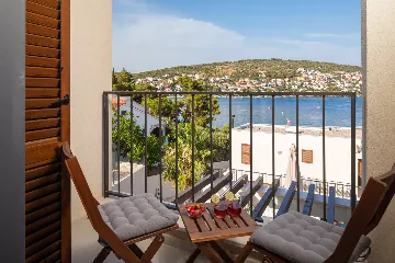 Contemporary Beachfront Villa with Pool, Okrug Gornji