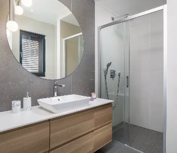 Contemporary Beachfront Villa with Pool, Okrug Gornji