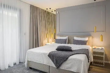 Contemporary Beachfront Villa with Pool, Okrug Gornji