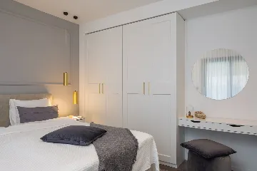 Contemporary Beachfront Villa with Pool, Okrug Gornji