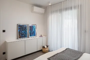 Contemporary Beachfront Villa with Pool, Okrug Gornji