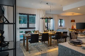 Contemporary Beachfront Villa with Pool, Okrug Gornji