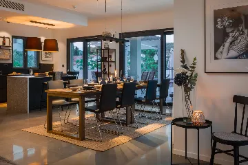 Contemporary Beachfront Villa with Pool, Okrug Gornji