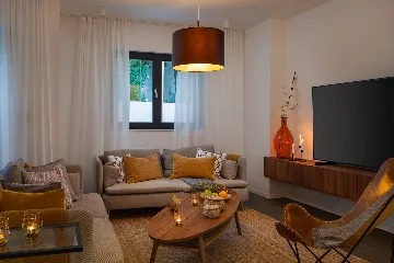 Contemporary Beachfront Villa with Pool, Okrug Gornji