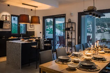 Contemporary Beachfront Villa with Pool, Okrug Gornji