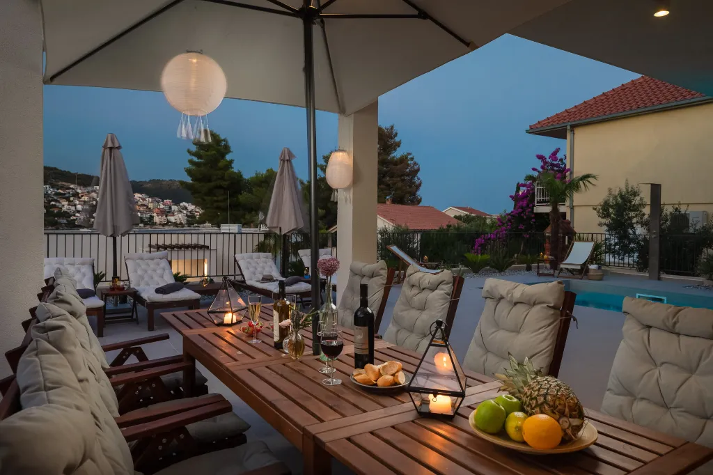 Contemporary Beachfront Villa with Pool, Okrug Gornji