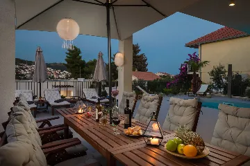 Contemporary Beachfront Villa with Pool, Okrug Gornji