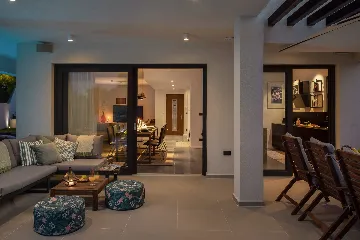 Contemporary Beachfront Villa with Pool, Okrug Gornji