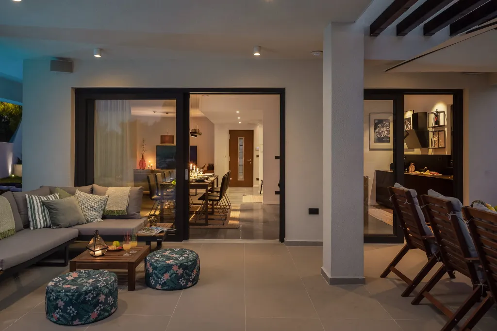 Contemporary Beachfront Villa with Pool, Okrug Gornji