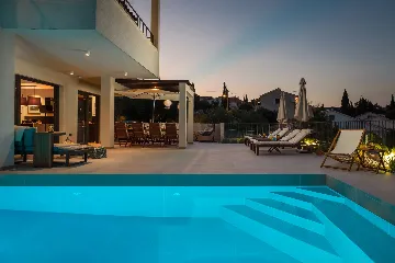 Contemporary Beachfront Villa with Pool, Okrug Gornji