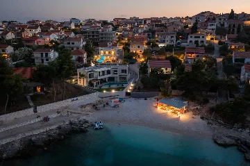 Contemporary Beachfront Villa with Pool, Okrug Gornji