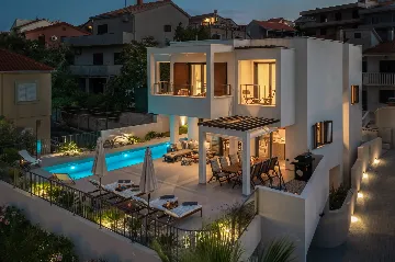 Contemporary Beachfront Villa with Pool, Okrug Gornji