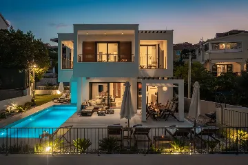 Contemporary Beachfront Villa with Pool, Okrug Gornji