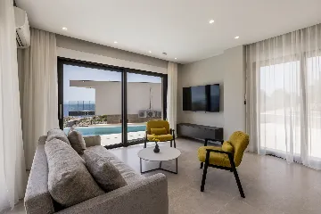 Seaside Villa with Heated Pool in Potomje