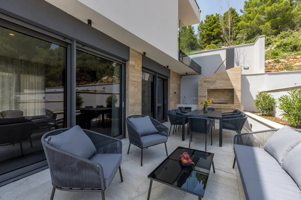 Seaside Villa with Heated Pool in Potomje