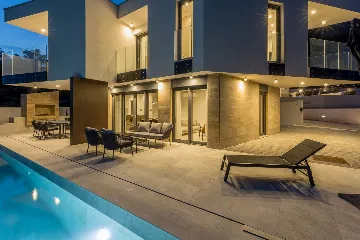 Seaside Retreat Villa with Pool, Potomje