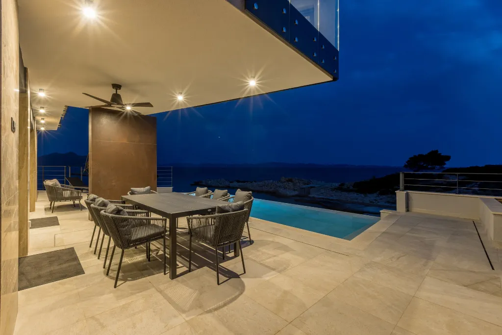 Seaside Retreat Villa with Pool, Potomje
