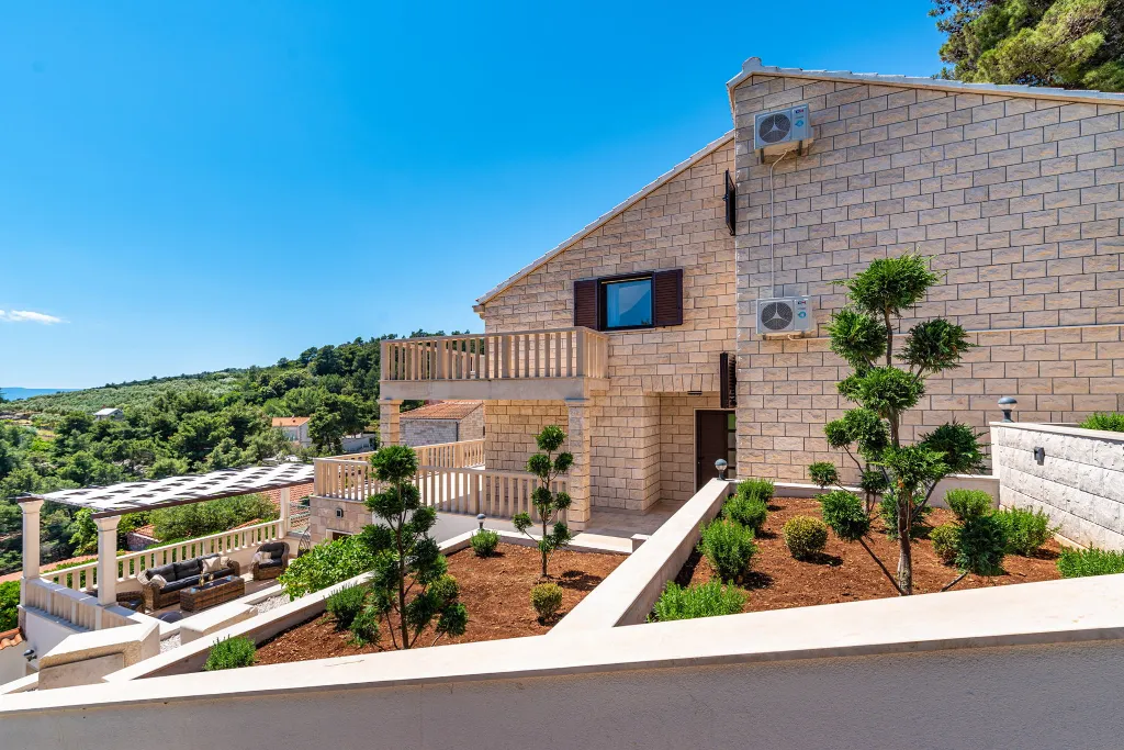 Contemporary Villa with Pool in Selca