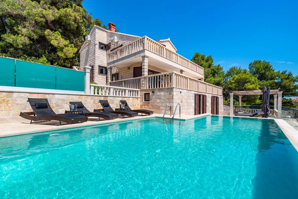 Contemporary Villa with Pool in Selca