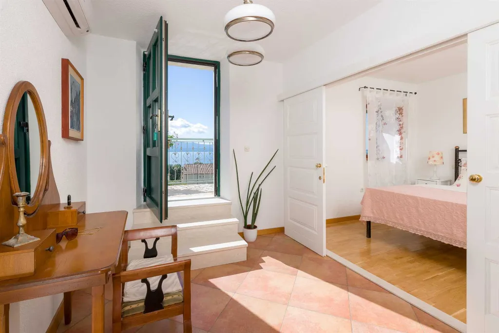 Seaside Villa Retreat with Pool, Bol